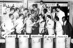 Meus amigos e leitores, Euripinho Sicchierolli e Elison Fernandes, enviaram esta foto de uma das orquestras pioneiras de nossa cidade, durante os anos 1950: “Emílio e sua Orquestra de Danças de Franca”. Lá no alto, José e Mococa. Na fileira do meio, da es